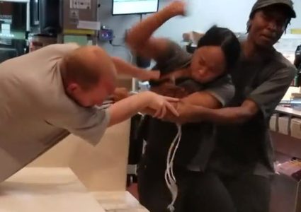 شجار عنيف بين رجل وامرأة داخل أحد المطاعم