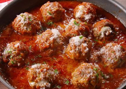 كرات اللحم المحشية بجبن الموزاريلا