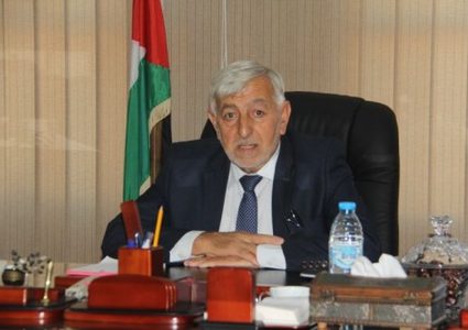 الاحتلال يعترض مركبة وزير الزراعة شمال رام الله