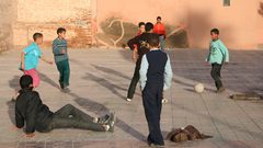 ألفاظ بذيئة تتسرب للأطفال من المجتمع والآباء لايكترثون