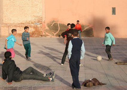 ألفاظ بذيئة تتسرب للأطفال من المجتمع والآباء لايكترثون