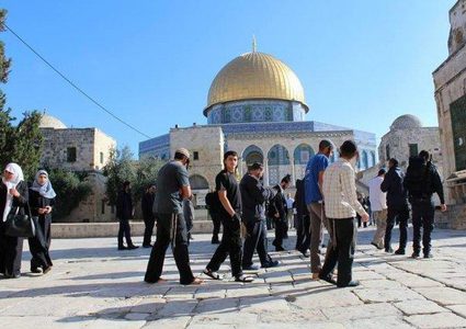 مستوطنون يقتحمون الأقصى بحماية مشددة