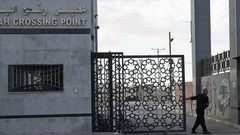 لماذا تم سحب موظفي السلطة من معبر رفح البري؟