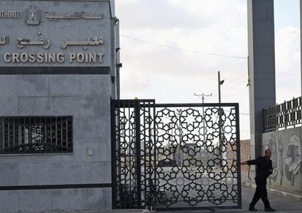 لماذا تم سحب موظفي السلطة من معبر رفح البري؟