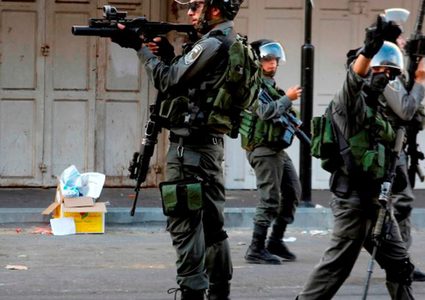 الاحتلال يعتقل شابا من مخيم الفوار