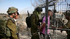 الاحتلال يعتقل فلسطينيا بزعم تسلله إلى مستوطنة شرق غزة