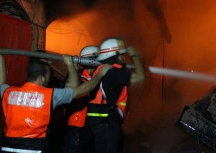 اخماد حريق بمنزل في بلدة اليامون غرب جنين