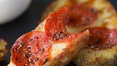 البطاطس المشوية مع البيبروني لمقبلات مميزة