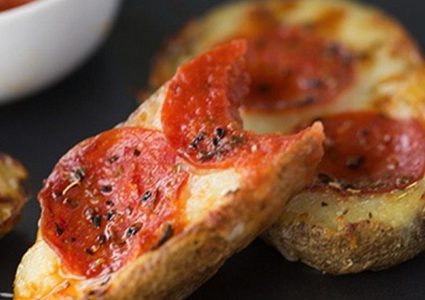 البطاطس المشوية مع البيبروني لمقبلات مميزة