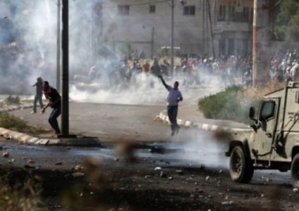 اصابات بالاختناق خلال مواجهات بحي "أم الشرايط" في البيرة