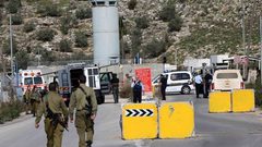 الاحتلال يضع مكعبات اسمنتية جنوب نابلس