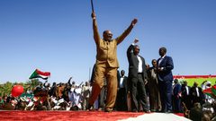 السودان..حشود تشارك في تجمع مؤيد للبشير قبل تظاهرة مناهضة له
