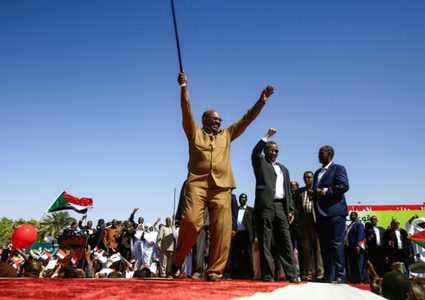 السودان..حشود تشارك في تجمع مؤيد للبشير قبل تظاهرة مناهضة له