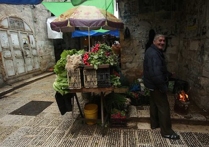 فلسطينيون يسيرون في شوارع في يوم ممطر ، في مدينة نابلس بالضفة الغربية في 9 يناير / كانون الثاني 2019.
