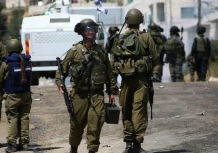 قوات الاحتلال تداهم عددا من المنازل في منطقة مسافر يطا