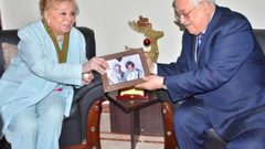 الرئيس عباس يمنح نادية لطفي وسام "نجمة القدس"