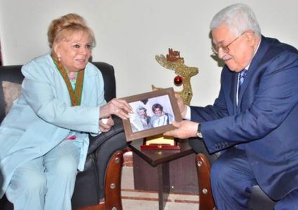 الرئيس عباس يمنح نادية لطفي وسام "نجمة القدس"