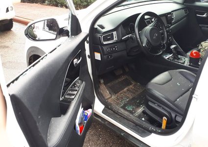 اصابة مستوطنة بعد القاء مطرقة على مركبتها