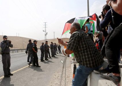 وزير اسرائيلي يطالب باخلاء الخان الأحمر قبل انتخابات الكنيست