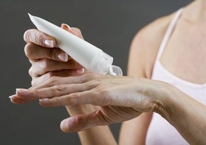 كيف تتخلصين من البقع البنية على اليدين؟