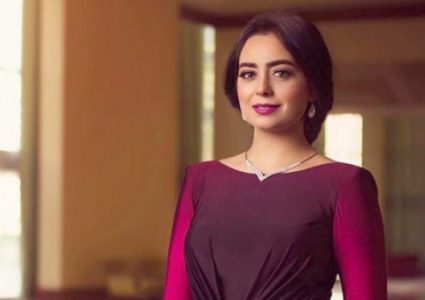 هبة مجدي تخفي وجه ابنتها وتتعرض للانتقاد