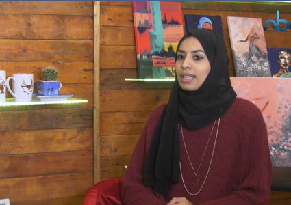 الآء قصصية فنانة تشكيلية بموهبة مميزة من قطاع غزة