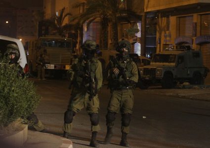 الاحتلال يعتقل مسنا بعد ضربه من قبل مستوطنين جنوب الخليل