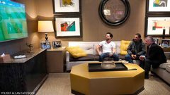 ملك الأردن يدعو عامل نظافة للقصر بعد صورة أشعلت الإنترنت