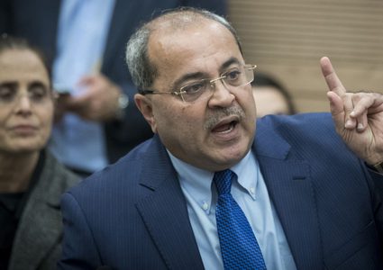 الطيبي يتفوق على ايمن عودة