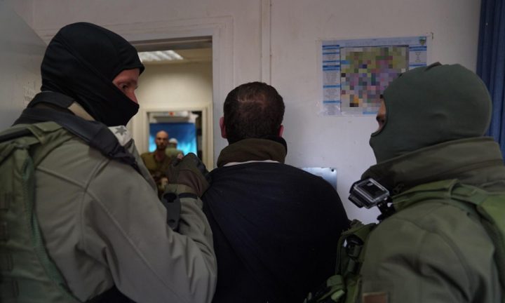 اعتقالات بالضفة ومصادرة مركبات جنوب نابلس