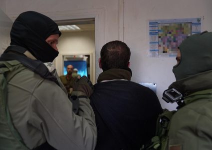 اعتقالات بالضفة ومصادرة مركبات جنوب نابلس
