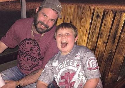 أب يجبر ابنه على "قتل" صديقته "ليجعل منه رجلا"