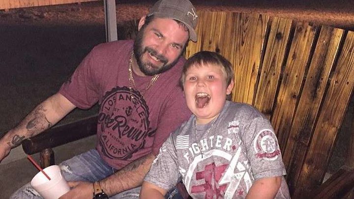 أب يجبر ابنه على "قتل" صديقته "ليجعل منه رجلا"