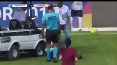 سيارة إسعاف تدهس قدم لاعب كرة مصاب