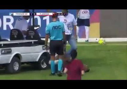 سيارة إسعاف تدهس قدم لاعب كرة مصاب