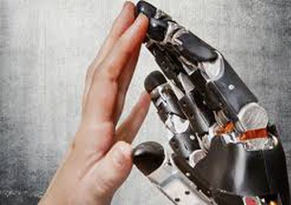 بعد انتظار سنوات.. زراعة يدين لمبتورة أطراف بريطانية