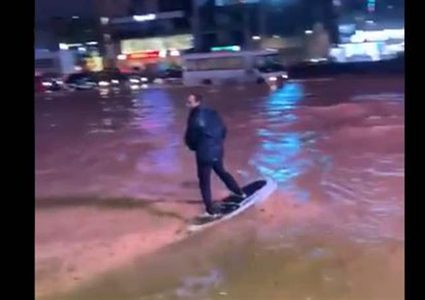 رياضي لبناني يتزلج على مياه الأمطار في الشوارع