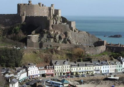 جزيرة تشرق عليها الشمس دقائق معدودة