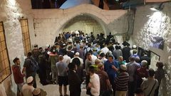 مئات المستوطنين يقتحمون مقامات دينية في عورتا