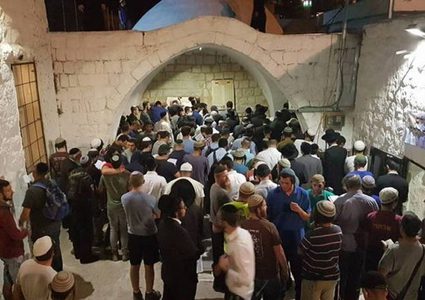 مئات المستوطنين يقتحمون مقامات دينية في عورتا