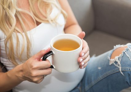 النساء الحوامل وشرب الشاي.. دراسة تكشف الضرر