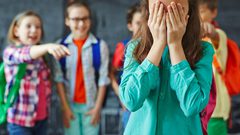 نصائح للأم التي يعاني ابنها من السخرية