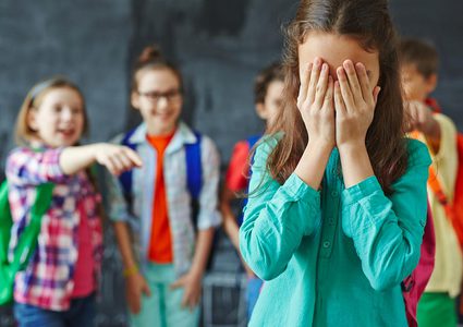 نصائح للأم التي يعاني ابنها من السخرية