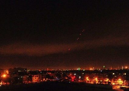 سانا: الدفاعات الجوية تتصدى لأهداف معادية جنوب دمشق