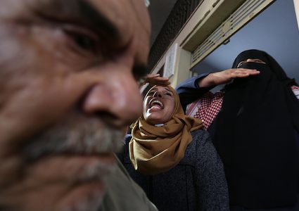 خلال تشييع جثمان الشهيدة أمل الترامسي 43 عاماً، والتي قتلت أمس الجمعة في مسيرة العودة على الحدود الشرقية لقطاع غزة