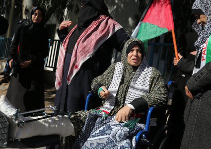 خلال تشييع جثمان الشهيدة أمل الترامسي 43 عاماً، والتي قتلت أمس الجمعة في مسيرة العودة على الحدود الشرقية لقطاع غزة