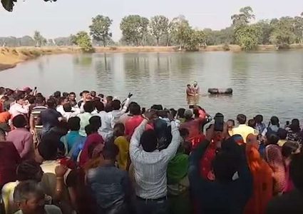 قرية هندية تقيم جنازة حاشدة لتمساحها المعمر المحبوب!