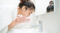 لتجنب ظهور الحبوب الصغيرة بالبشرة.. اتبعي هذه الخطوات