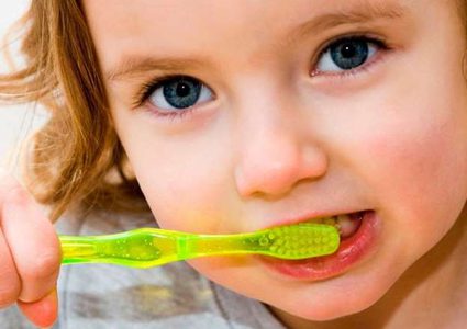 تبادل فرشاة الأسنان بين الأطفال تسبب ضعفا في النطق وسعال