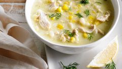 حضروا شوربة الدجاج بالذرة: طبق دافئ يقهر برودة الطقس